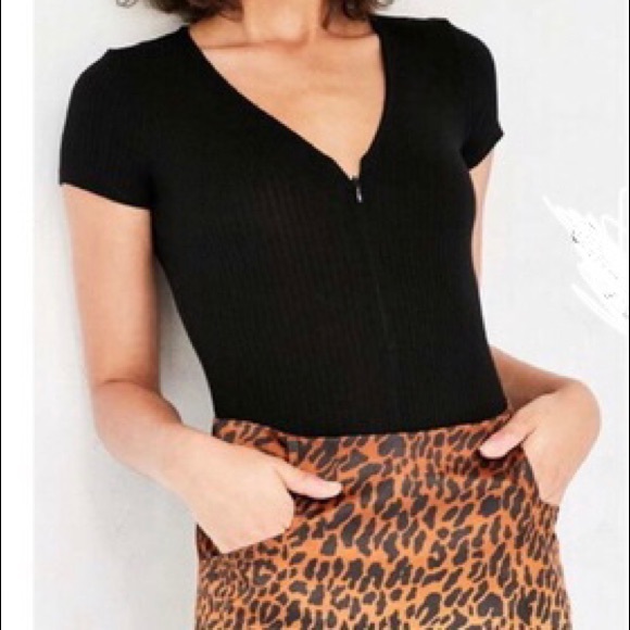 Urban outfitters satin leopard skirt - Picture 3 of 4